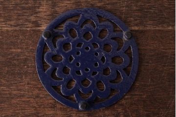 アンティーク雑貨　イギリスビンテージ　花モチーフが可愛らしいホーロー製のトリベット(鍋敷き)