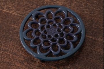 アンティーク雑貨　イギリスビンテージ　花モチーフが可愛らしいホーロー製のトリベット(鍋敷き)(1)