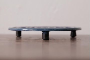 アンティーク雑貨　イギリスビンテージ　花モチーフが可愛らしいホーロー製のトリベット(鍋敷き)(1)