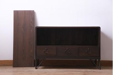 レトロ家具　昭和中期　桐材　鉄脚　ダイヤガラスがレトロな雰囲気を漂わせる箪笥ローボード(収納棚)