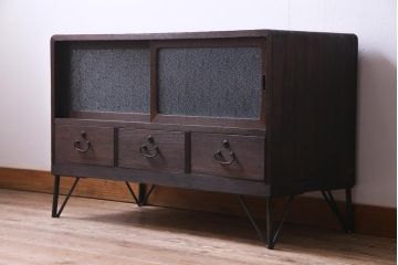 レトロ家具　昭和中期　桐材　鉄脚　ダイヤガラスがレトロな雰囲気を漂わせる箪笥ローボード(収納棚)