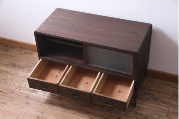 レトロ家具　昭和中期　桐材　鉄脚　ダイヤガラスがレトロな雰囲気を漂わせる箪笥ローボード(収納棚)