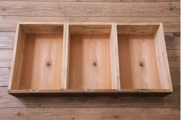 レトロ家具　昭和中期　桐材　鉄脚　ダイヤガラスがレトロな雰囲気を漂わせる箪笥ローボード(収納棚)