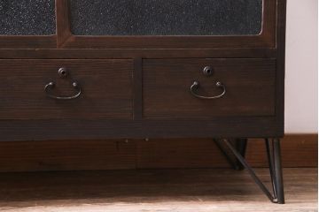レトロ家具　昭和中期　桐材　鉄脚　ダイヤガラスがレトロな雰囲気を漂わせる箪笥ローボード(収納棚)