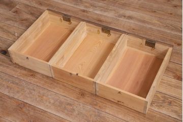 アンティーク家具　昭和中期　桐材　脚付き　モールガラスと銀色の引手がモダンな箪笥ローボード(収納棚)