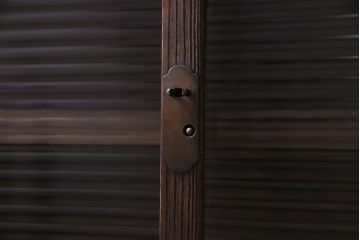 アンティーク家具　昭和中期　桐材　脚付き　モールガラスと銀色の引手がモダンな箪笥ローボード(収納棚)