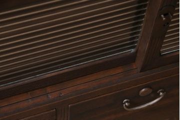 アンティーク家具　昭和中期　桐材　脚付き　モールガラスと銀色の引手がモダンな箪笥ローボード(収納棚)