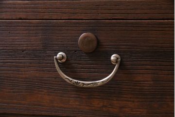 アンティーク家具　昭和中期　桐材　脚付き　モールガラスと銀色の引手がモダンな箪笥ローボード(収納棚)