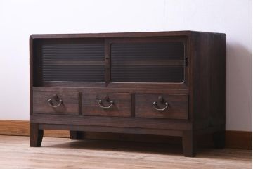 アンティーク家具　昭和中期　桐材　脚付き　モールガラスと銀色の引手がモダンな箪笥ローボード(収納棚)