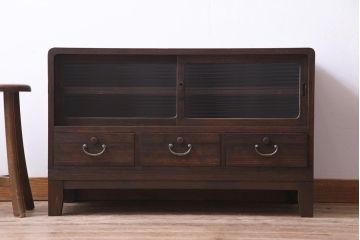 アンティーク家具　昭和中期　桐材　脚付き　モールガラスと銀色の引手がモダンな箪笥ローボード(収納棚)