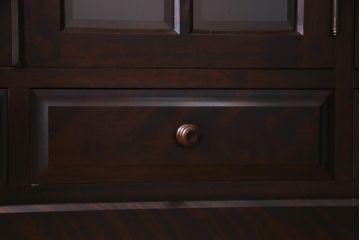 中古　北海道民芸家具　#138　落ち着いた色味のクラシカルなサイドボード(収納棚、戸棚)