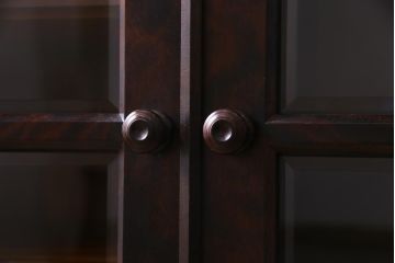 中古　北海道民芸家具　#138　落ち着いた色味のクラシカルなサイドボード(収納棚、戸棚)