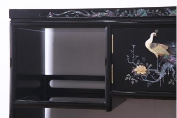 民芸家具　高級品　孔雀　華やかな螺鈿細工が存在感を放つ飾り棚(定価約90万円)(収納棚、茶棚)
