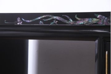 民芸家具　高級品　孔雀　華やかな螺鈿細工が存在感を放つ飾り棚(定価約90万円)(収納棚、茶棚)