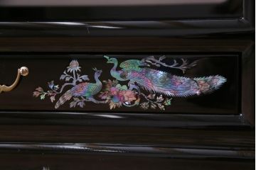 民芸家具　高級品　孔雀　華やかな螺鈿細工が存在感を放つ飾り棚(定価約90万円)(収納棚、茶棚)
