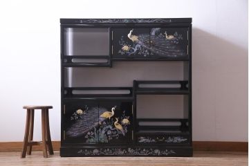 民芸家具　高級品　孔雀　華やかな螺鈿細工が存在感を放つ飾り棚(定価約90万円)(収納棚、茶棚)
