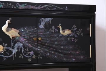民芸家具　高級品　孔雀　華やかな螺鈿細工が存在感を放つ飾り棚(定価約90万円)(収納棚、茶棚)