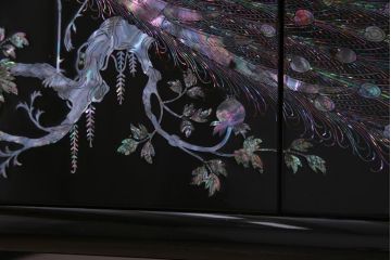 民芸家具　高級品　孔雀　華やかな螺鈿細工が存在感を放つ飾り棚(定価約90万円)(収納棚、茶棚)