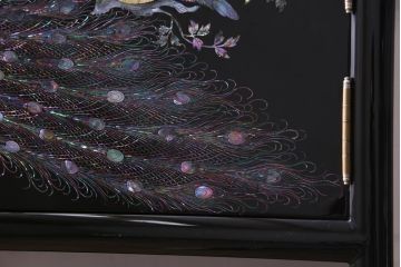 民芸家具　高級品　孔雀　華やかな螺鈿細工が存在感を放つ飾り棚(定価約90万円)(収納棚、茶棚)