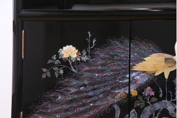 民芸家具　高級品　孔雀　華やかな螺鈿細工が存在感を放つ飾り棚(定価約90万円)(収納棚、茶棚)