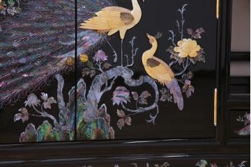 民芸家具　高級品　孔雀　華やかな螺鈿細工が存在感を放つ飾り棚(定価約90万円)(収納棚、茶棚)