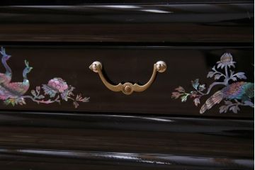民芸家具　高級品　孔雀　華やかな螺鈿細工が存在感を放つ飾り棚(定価約90万円)(収納棚、茶棚)