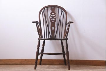 アンティーク家具　イギリスアンティーク　ニレ材　カントリースタイルに馴染むホイールバックのアームチェア(板座チェア)