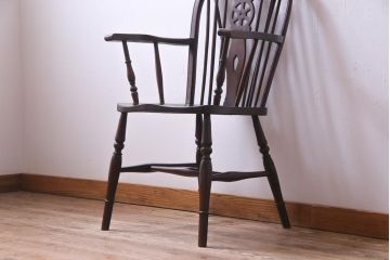 アンティーク家具　イギリスアンティーク　ニレ材　カントリースタイルに馴染むホイールバックのアームチェア(板座チェア)