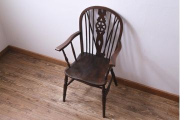 アンティーク家具　イギリスアンティーク　ニレ材　カントリースタイルに馴染むホイールバックのアームチェア(板座チェア)