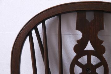 アンティーク家具　イギリスアンティーク　ニレ材　カントリースタイルに馴染むホイールバックのアームチェア(板座チェア)