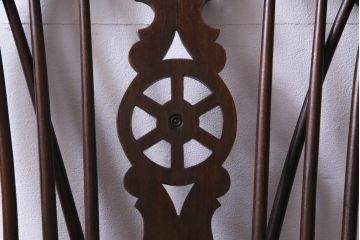アンティーク家具　イギリスアンティーク　ニレ材　カントリースタイルに馴染むホイールバックのアームチェア(板座チェア)