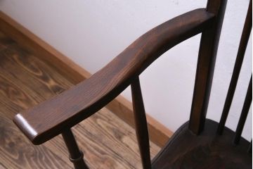 アンティーク家具　イギリスアンティーク　ニレ材　カントリースタイルに馴染むホイールバックのアームチェア(板座チェア)