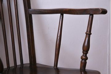 アンティーク家具　イギリスアンティーク　ニレ材　カントリースタイルに馴染むホイールバックのアームチェア(板座チェア)