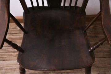 アンティーク家具　イギリスアンティーク　ニレ材　カントリースタイルに馴染むホイールバックのアームチェア(板座チェア)