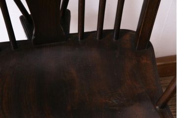 アンティーク家具　イギリスアンティーク　ニレ材　カントリースタイルに馴染むホイールバックのアームチェア(板座チェア)