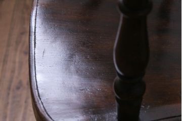 アンティーク家具　イギリスアンティーク　ニレ材　カントリースタイルに馴染むホイールバックのアームチェア(板座チェア)