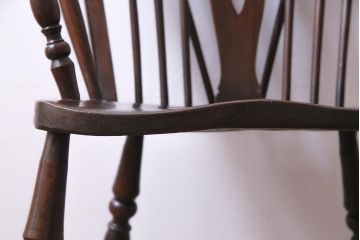 アンティーク家具　イギリスアンティーク　ニレ材　カントリースタイルに馴染むホイールバックのアームチェア(板座チェア)