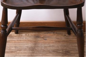 アンティーク家具　イギリスアンティーク　ニレ材　カントリースタイルに馴染むホイールバックのアームチェア(板座チェア)