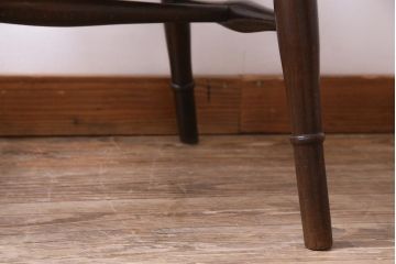 アンティーク家具　イギリスアンティーク　ニレ材　カントリースタイルに馴染むホイールバックのアームチェア(板座チェア)