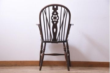 アンティーク家具　イギリスアンティーク　ニレ材　カントリースタイルに馴染むホイールバックのアームチェア(板座チェア)