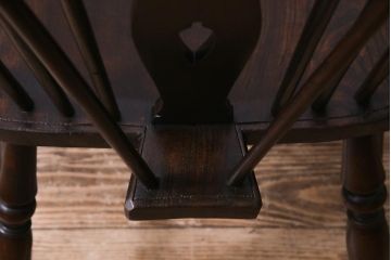 アンティーク家具　イギリスアンティーク　ニレ材　カントリースタイルに馴染むホイールバックのアームチェア(板座チェア)