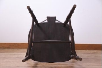 アンティーク家具　イギリスアンティーク　ニレ材　カントリースタイルに馴染むホイールバックのアームチェア(板座チェア)