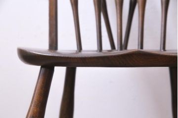 ヴィンテージ家具　イギリスビンテージ　なめらかな木肌と濃い色味が魅力のダイニングチェア(ウィンザーチェア、板座チェア、ウインザーチェア)