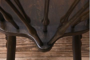 ヴィンテージ家具　イギリスビンテージ　なめらかな木肌と濃い色味が魅力のダイニングチェア(ウィンザーチェア、板座チェア、ウインザーチェア)