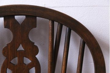ヴィンテージ家具　イギリスビンテージ　背もたれの透かし彫りがお洒落なホイールバックチェア(板座チェア、ダイニングチェア)