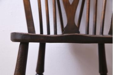 ヴィンテージ家具　イギリスビンテージ　背もたれの透かし彫りがお洒落なホイールバックチェア(板座チェア、ダイニングチェア)