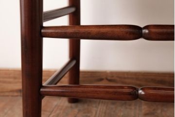 中古　九州民芸家具　赤みがかった色合いと艶が美しいダイニングチェア(板座チェア、ワークチェア)(2)