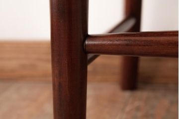 中古　九州民芸家具　赤みがかった色合いと艶が美しいダイニングチェア(板座チェア、ワークチェア)(2)