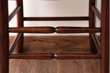 中古　九州民芸家具　赤みがかった色合いと艶が美しいダイニングチェア(板座チェア、ワークチェア)(2)