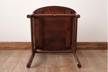 中古　九州民芸家具　赤みがかった色合いと艶が美しいダイニングチェア(板座チェア、ワークチェア)(2)
